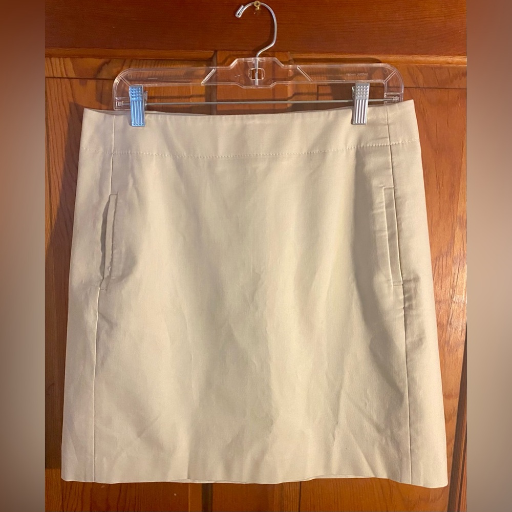 Loft Khaki Pencil Skirt, Size 8, EUC 🐝